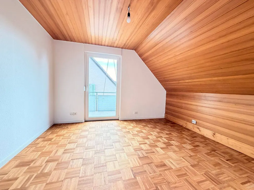 Charmante 3,5 Zimmer DG Wohnung mit ausgebauter Bühne in Bad Cannstatt
