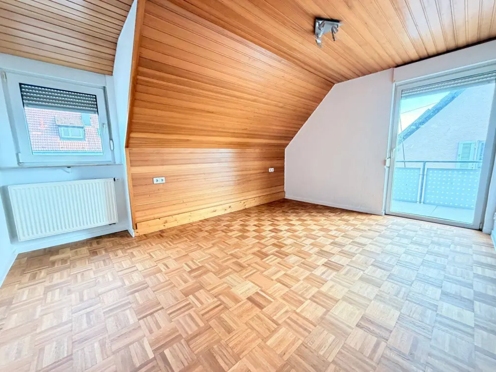 Charmante 3,5 Zimmer DG Wohnung mit ausgebauter Bühne in Bad Cannstatt