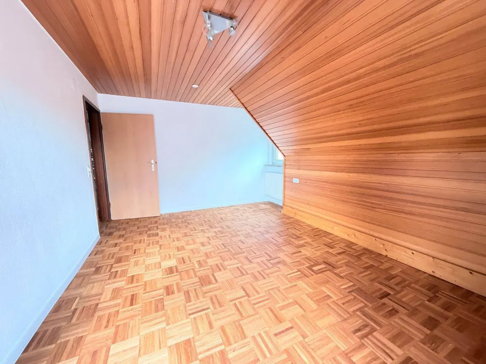 Charmante 3,5 Zimmer DG Wohnung mit ausgebauter Bühne in Bad Cannstatt