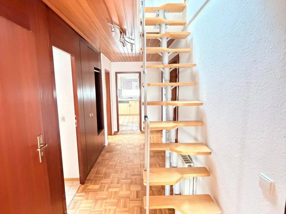 Charmante 3,5 Zimmer DG Wohnung mit ausgebauter Bühne in Bad Cannstatt