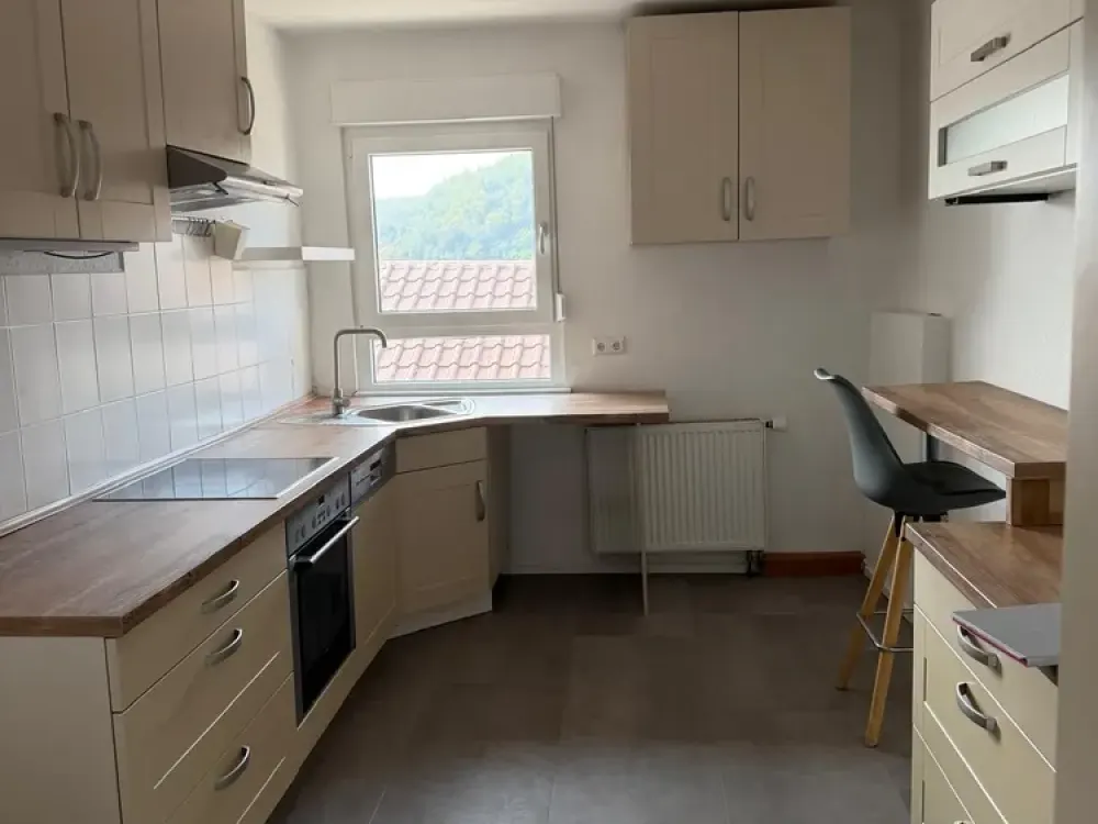Schöne 4-Zimmer-Wohnung (+möglicher Wohnraum im DG vorhanden) mit Einbauküche in Königsbach