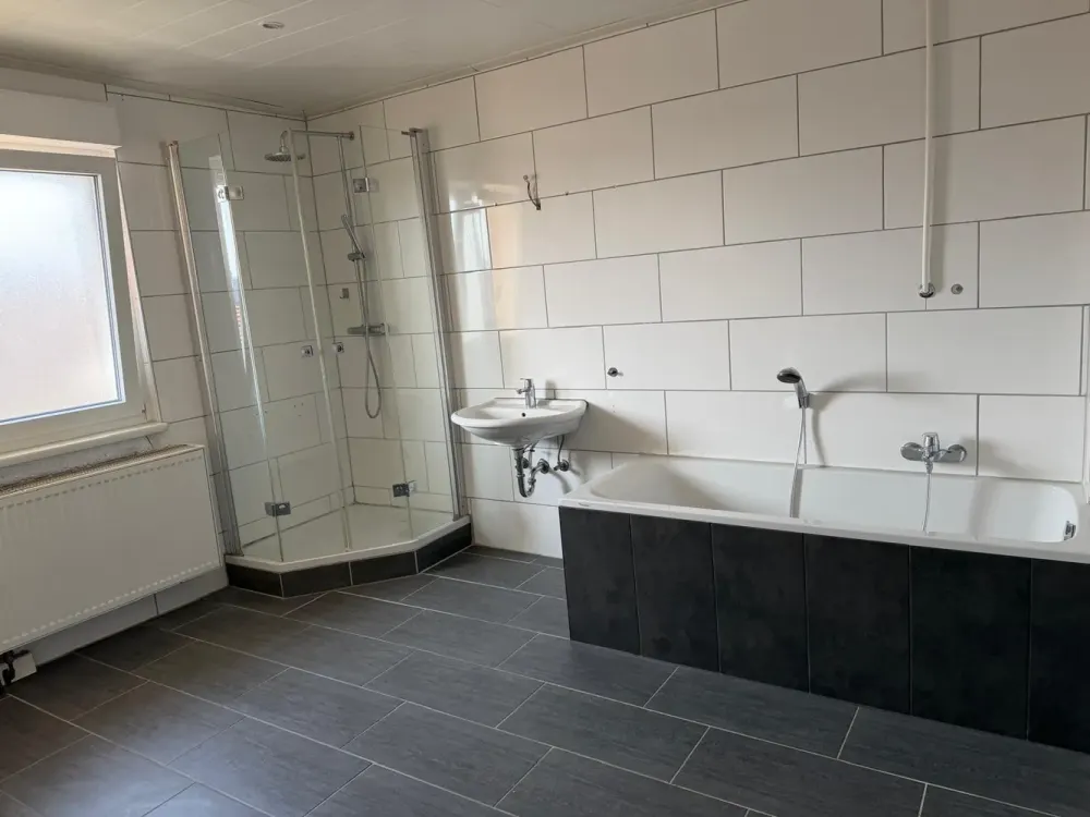 Schöne 4-Zimmer-Wohnung (+möglicher Wohnraum im DG vorhanden) mit Einbauküche in Königsbach