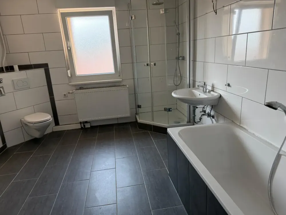 Schöne 4-Zimmer-Wohnung (+möglicher Wohnraum im DG vorhanden) mit Einbauküche in Königsbach