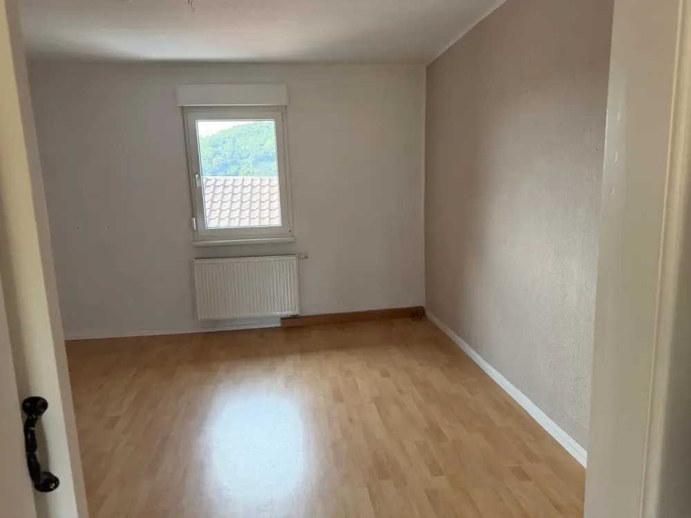 Schöne 4-Zimmer-Wohnung (+möglicher Wohnraum im DG vorhanden) mit Einbauküche in Königsbach