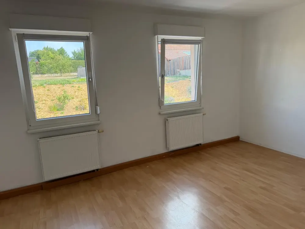 Schöne 4-Zimmer-Wohnung (+möglicher Wohnraum im DG vorhanden) mit Einbauküche in Königsbach