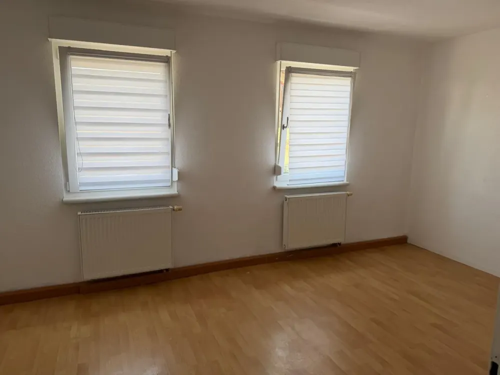 Schöne 4-Zimmer-Wohnung (+möglicher Wohnraum im DG vorhanden) mit Einbauküche in Königsbach