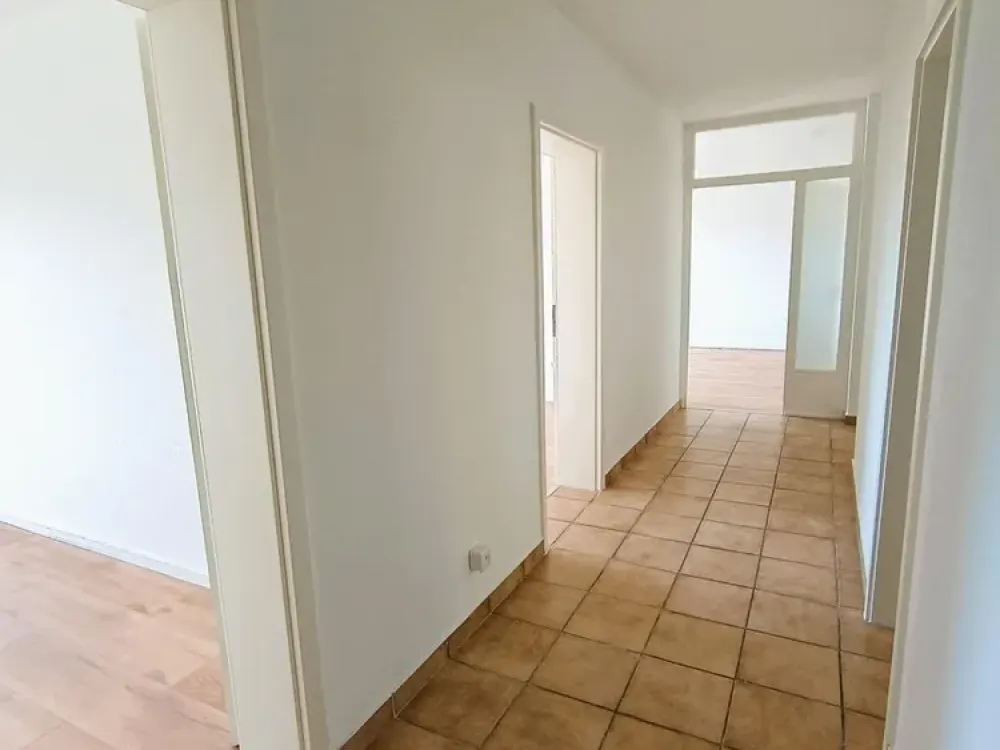 3-Room Apartment (95m²) with Balcony