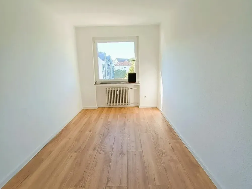 3-Room Apartment (95m²) with Balcony