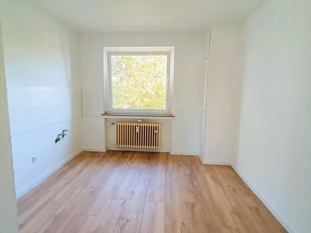 3-Room Apartment (95m²) with Balcony