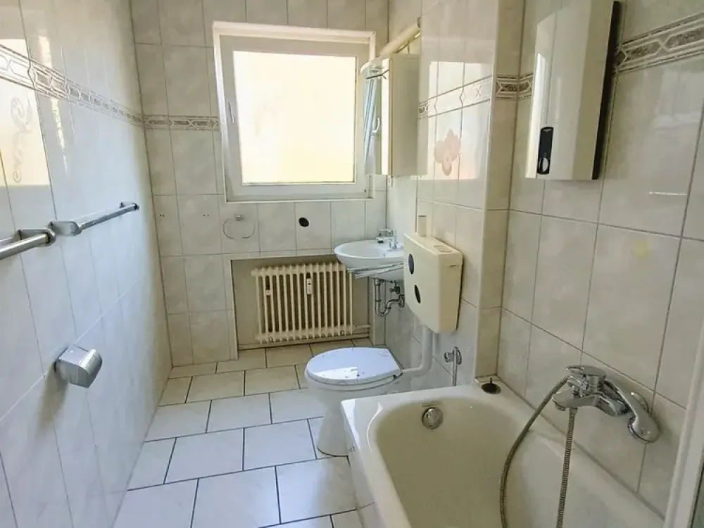 3-Room Apartment (95m²) with Balcony