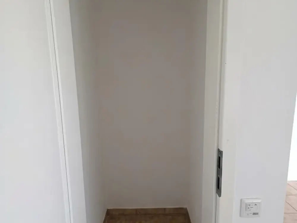 3-Room Apartment (95m²) with Balcony
