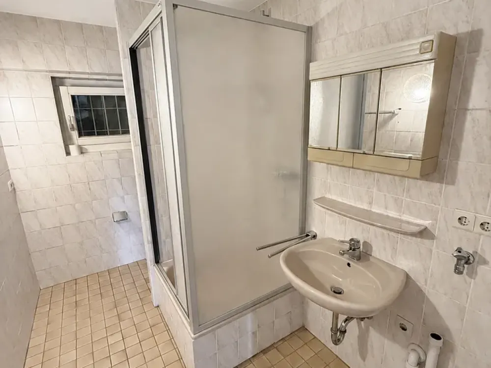 FREI AB SOFORT!!!: * 1-Zi.- ca. 22,5 qm * renoviert * sep. WC * Werastraße * Küchenoption *