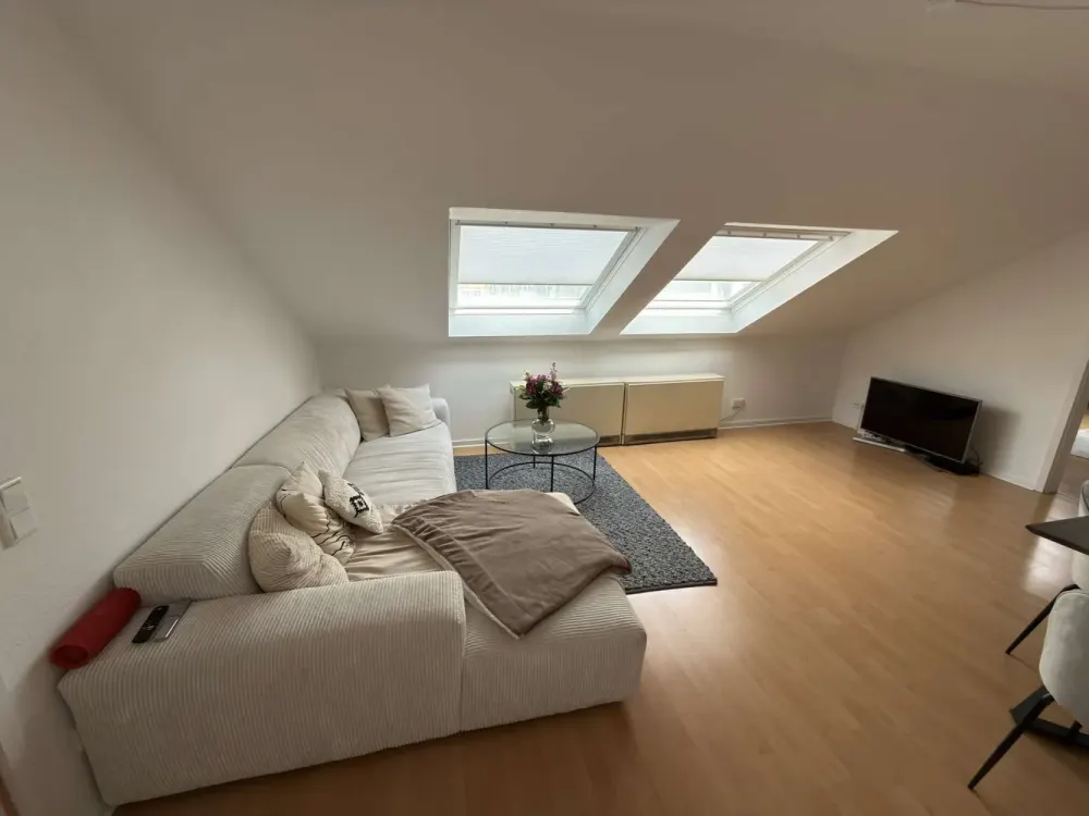 Hell und wohnlich: Zwei Zimmer im Dachgeschoss