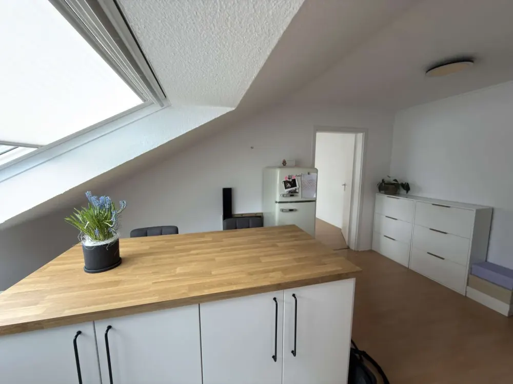 Hell und wohnlich: Zwei Zimmer im Dachgeschoss