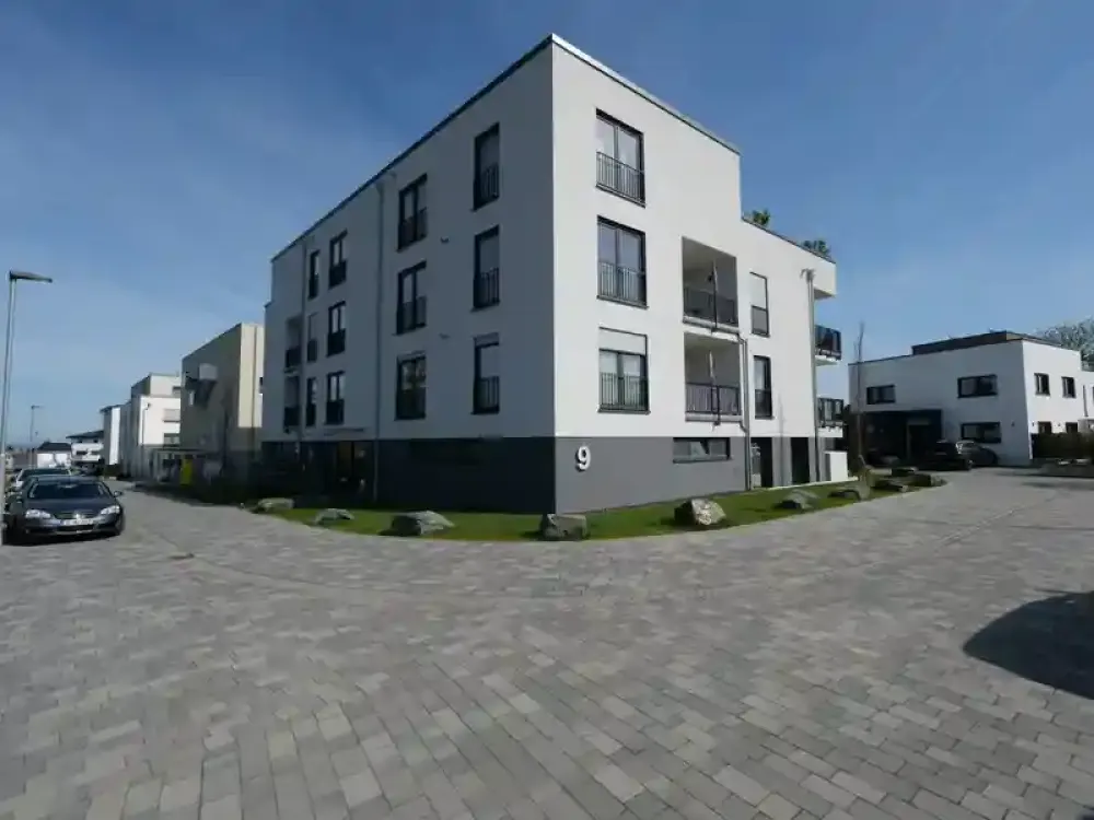 Luxuriöse Zwei-Zimmer-Wohnung mit Balkon und EBK in Rosbach vor der Höhe