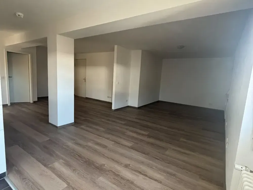 Spacious, Renovated 3-Room Apartment with Guest WC *NO COMMISSION*