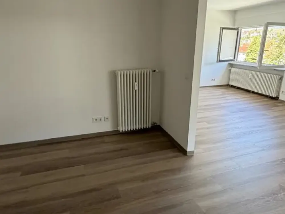 Spacious, Renovated 3-Room Apartment with Guest WC *NO COMMISSION*