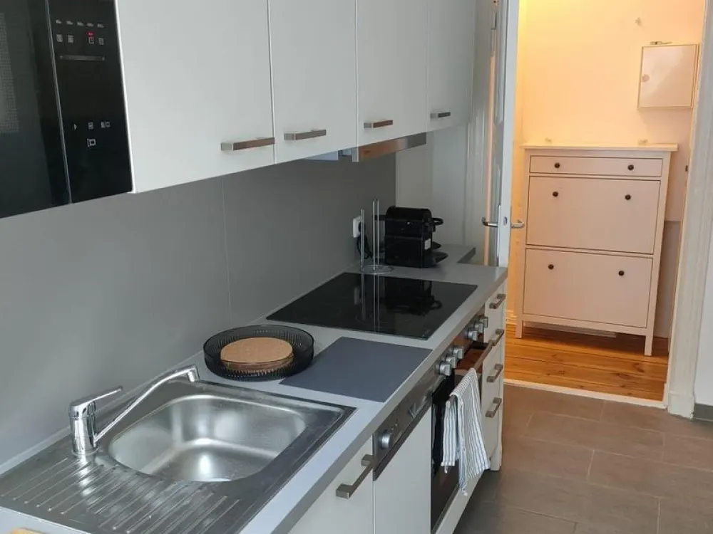 Neu renoviert, voll möbliert, 1 Zi. Whg, all inclusive Miete, befristet