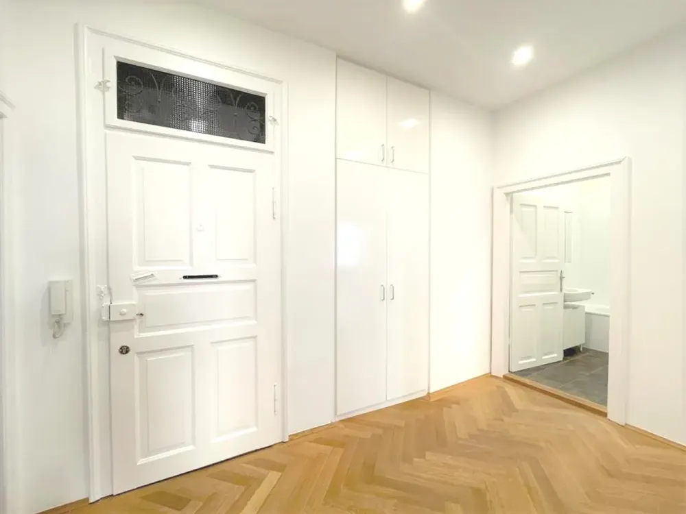 *** Fully furnished *** Repräsentative Wohnung mit Balkon in denkmalgeschütztem Altbau
