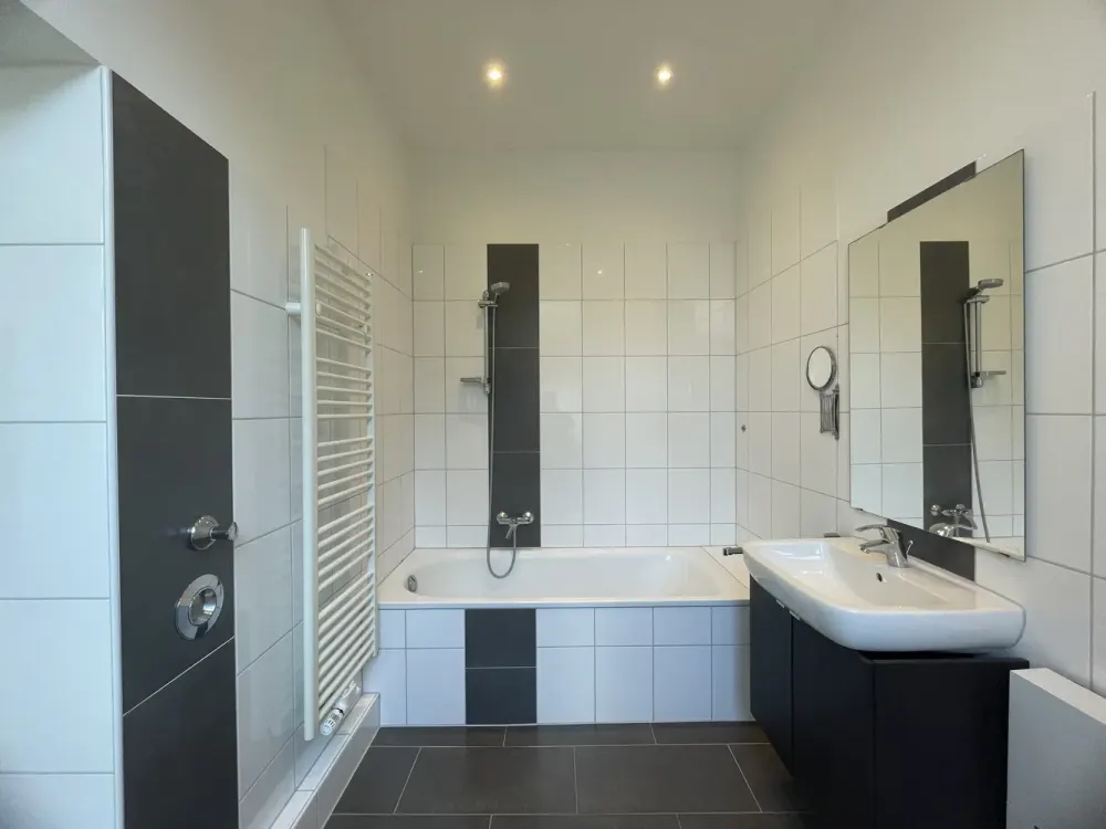 Altbaucharme trifft moderne Ausstattung! Großzügige 3-Zimmer-Wohnung ab sofort frei
