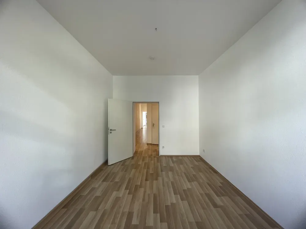 Altbaucharme trifft moderne Ausstattung! Großzügige 3-Zimmer-Wohnung ab sofort frei