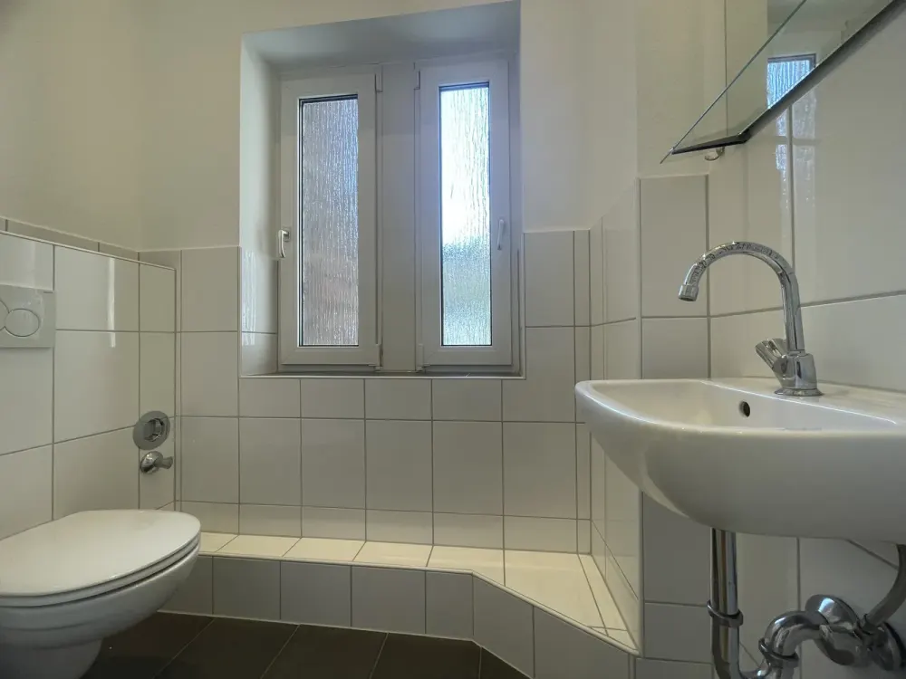 Altbaucharme trifft moderne Ausstattung! Großzügige 3-Zimmer-Wohnung ab sofort frei