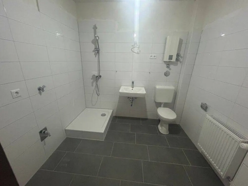 schöne helle 2-Zimmer-Wohnung (WBS) ohne Wand und Bodenbelag