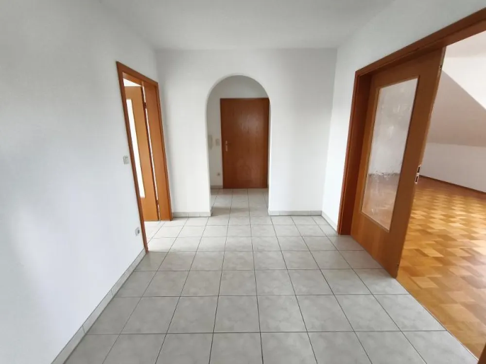 3 Zi. Wohnung (Nr. 6) im DG (2. OG) mit Balkon und Garage