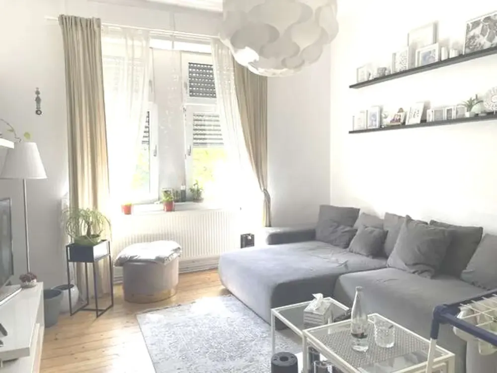 Gepflegte, großzügige 2-Zimmer-Altbauwohnung mit Balkon in guter Stadtlage, Offenbach am Main
