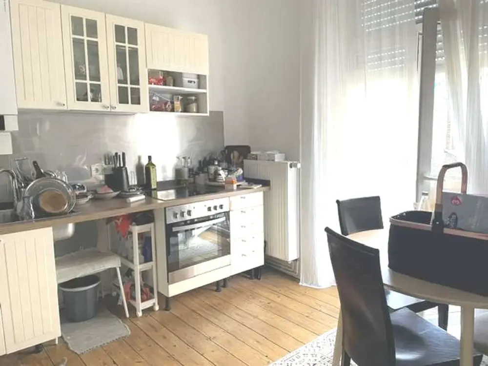Gepflegte, großzügige 2-Zimmer-Altbauwohnung mit Balkon in guter Stadtlage, Offenbach am Main