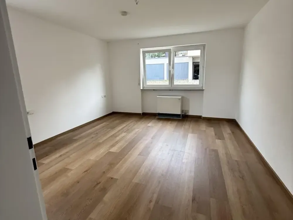 Großzügige 4 Zimmer EG Wohnung mit Terasse und kleinem Garten
