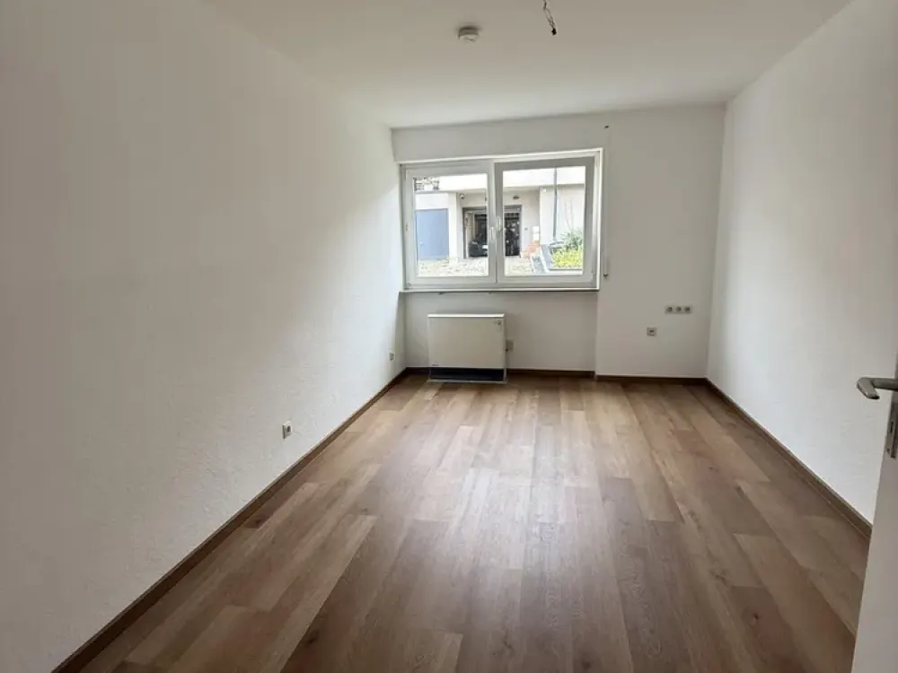 Großzügige 4 Zimmer EG Wohnung mit Terasse und kleinem Garten