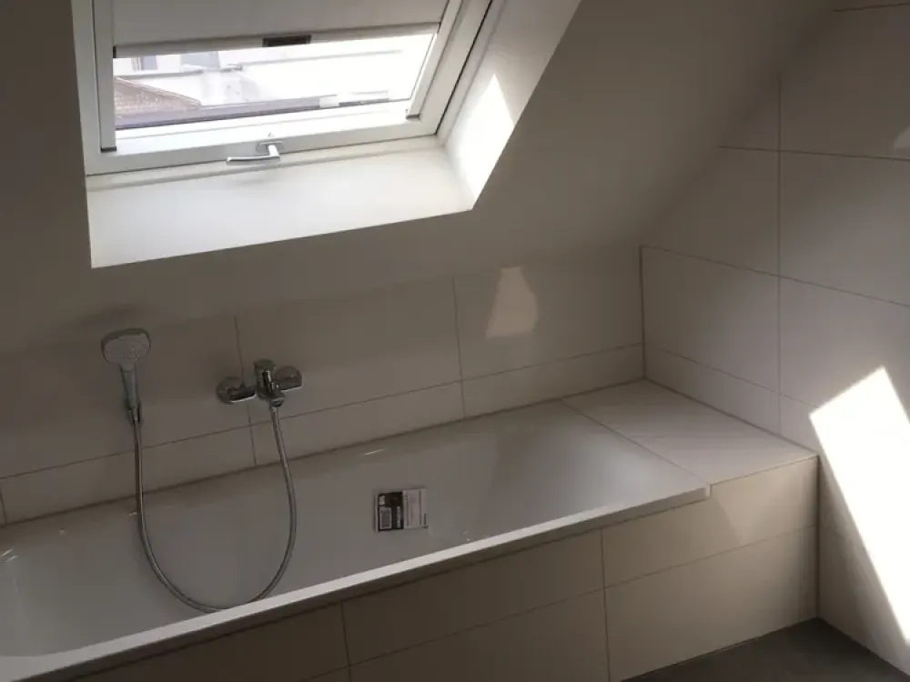 Schöner Wohnen in Zabo ! Großzügige DG-Wohnung mit perfekter Einbauküche und schickem Bad