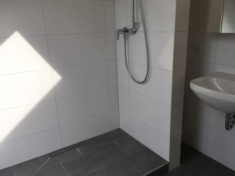 Schöner Wohnen in Zabo ! Großzügige DG-Wohnung mit perfekter Einbauküche und schickem Bad
