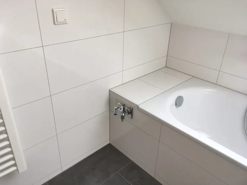 Schöner Wohnen in Zabo ! Großzügige DG-Wohnung mit perfekter Einbauküche und schickem Bad