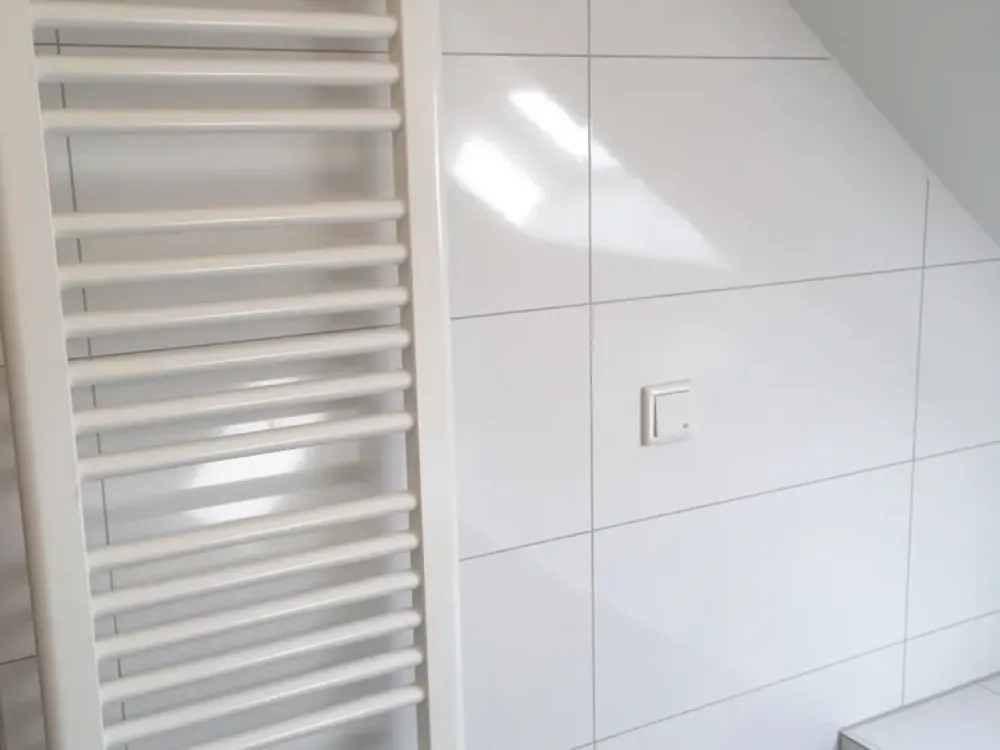 Schöner Wohnen in Zabo ! Großzügige DG-Wohnung mit perfekter Einbauküche und schickem Bad