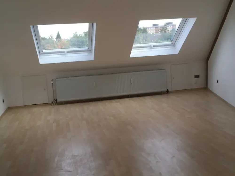 Schöner Wohnen in Zabo ! Großzügige DG-Wohnung mit perfekter Einbauküche und schickem Bad