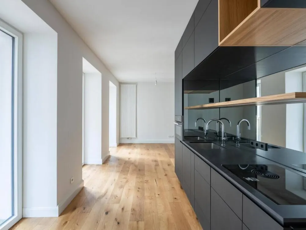 Idylle im Hofgarten: Studio-Apartment mit Design-Kubus und Balkon