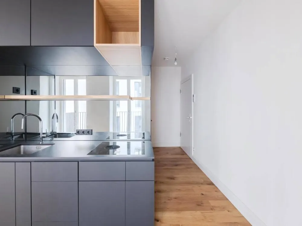 Idylle im Hofgarten: Studio-Apartment mit Design-Kubus und Balkon