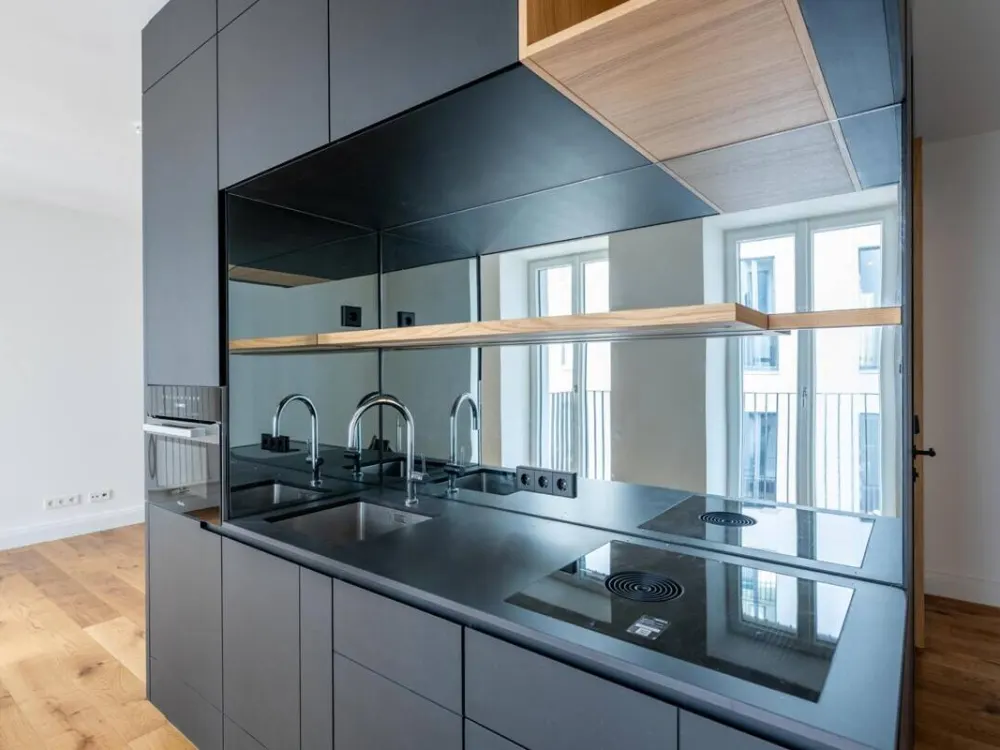 Idylle im Hofgarten: Studio-Apartment mit Design-Kubus und Balkon