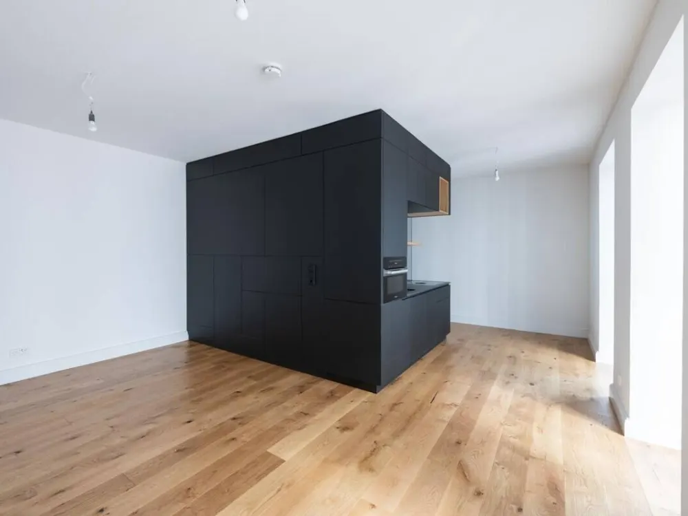 Idylle im Hofgarten: Studio-Apartment mit Design-Kubus und Balkon