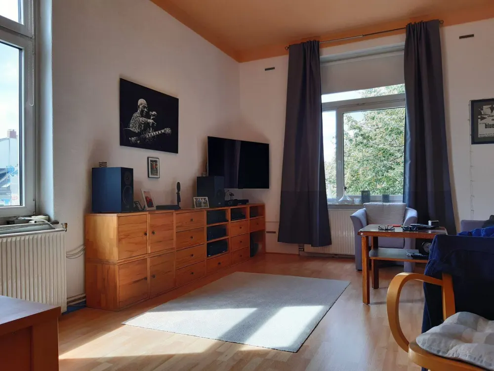 Helle 2- Zimmer Altbauwohnung mit Balkon in Hastedt