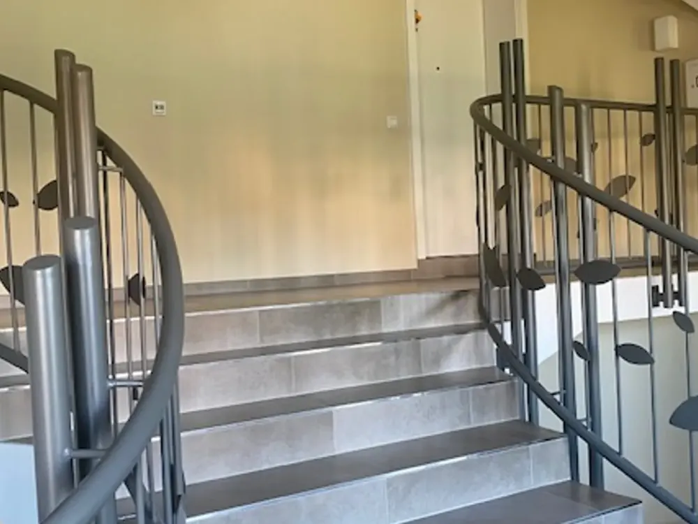 Exkl. 3-Zi.- Dachgeschosswhg. mit zwei großen Balkons, Fußbodenheizung und Kamin