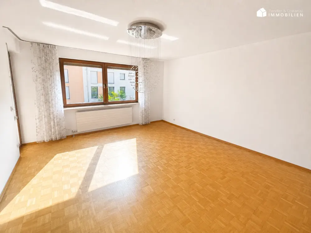 Bad-Cannstatt: Geräumige 4,5-Zi.-Whg. mit 2 Balkone * neue EBK * Garage * TL-Bad *