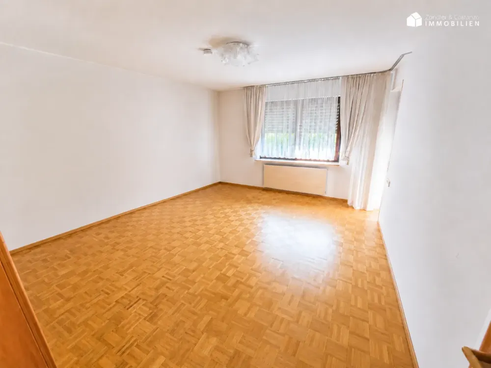 Bad-Cannstatt: Geräumige 4,5-Zi.-Whg. mit 2 Balkone * neue EBK * Garage * TL-Bad *