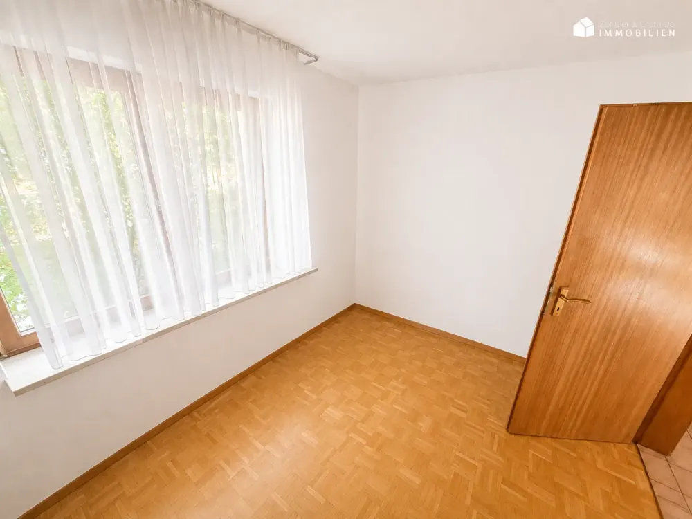 Bad-Cannstatt: Geräumige 4,5-Zi.-Whg. mit 2 Balkone * neue EBK * Garage * TL-Bad *