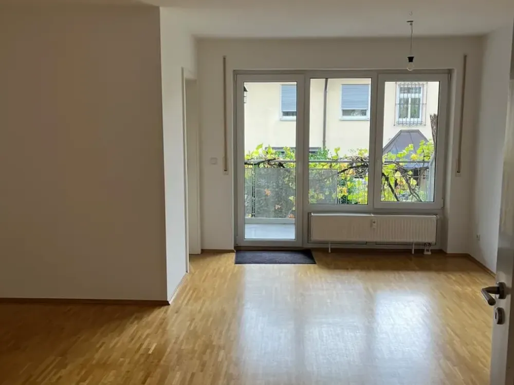 Helle 2-Zimmer-Wohnung mit Balkon, Tiefgaragenstellplatz und guter S-Bahn-Anbindung
