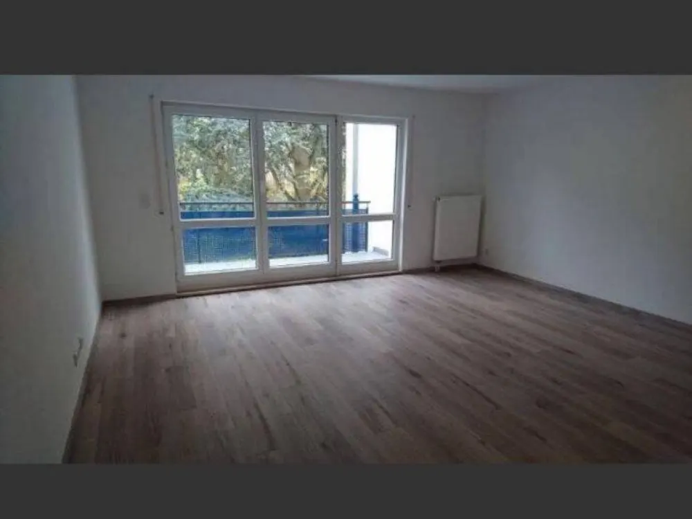 Ruhige 3-Zi.-Whg. mit Balkon, EBK, Aufzug & TG