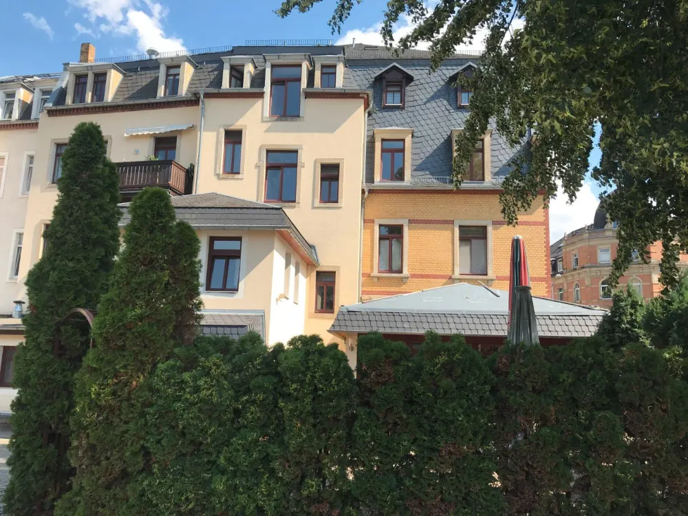 Spacious 100 m² Old Building Apartment with 2 Bathrooms, Central in Freital