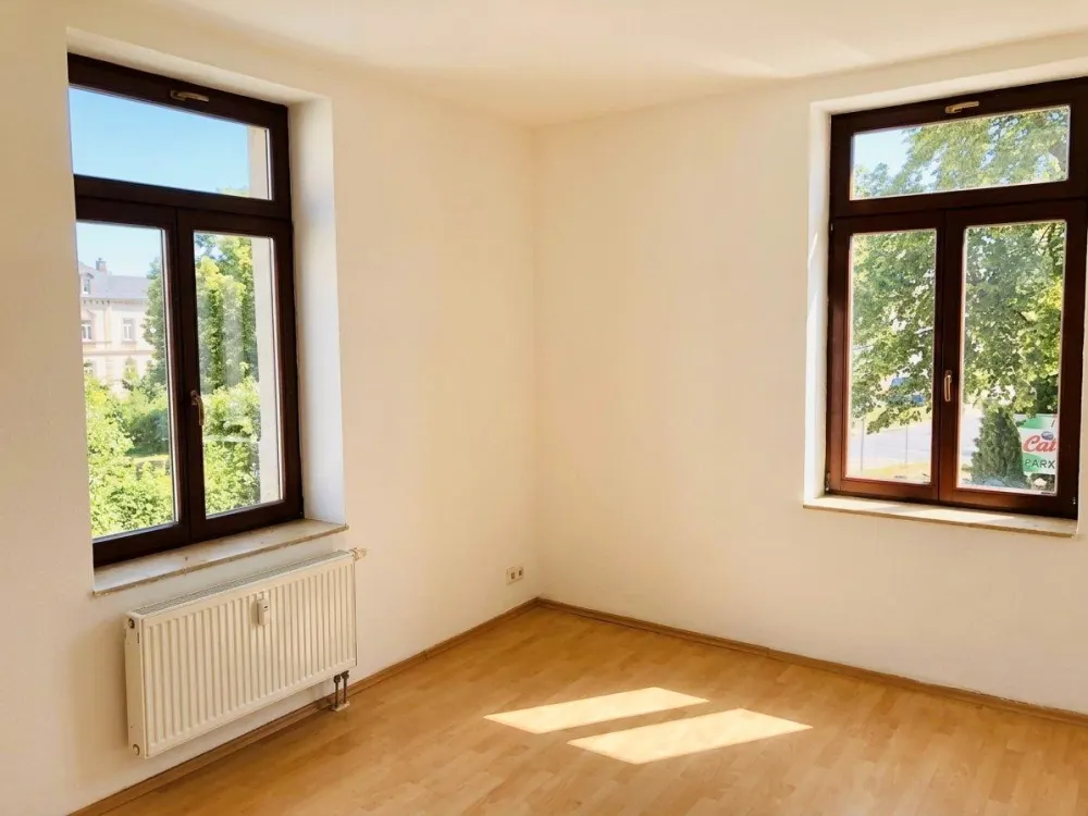 Spacious 100 m² Old Building Apartment with 2 Bathrooms, Central in Freital